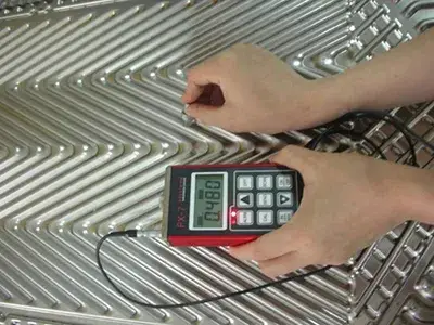 فحص سُمك صفائح نقل الحرارة